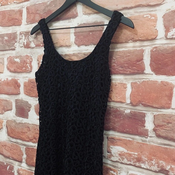 ANN TAYLOR WOMEN'S BLACK EMBROIDERED SCROLL SCALLOPED SLEEVELESS DRESS - Picture 3 of 8